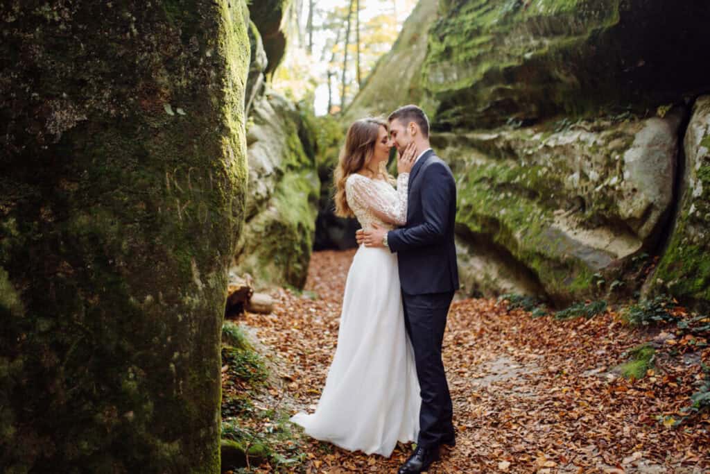 Couple eloping in Ohio during a small outdoor ceremony, showing how to elope in Ohio