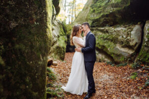 Couple eloping in Ohio during a small outdoor ceremony, showing how to elope in Ohio